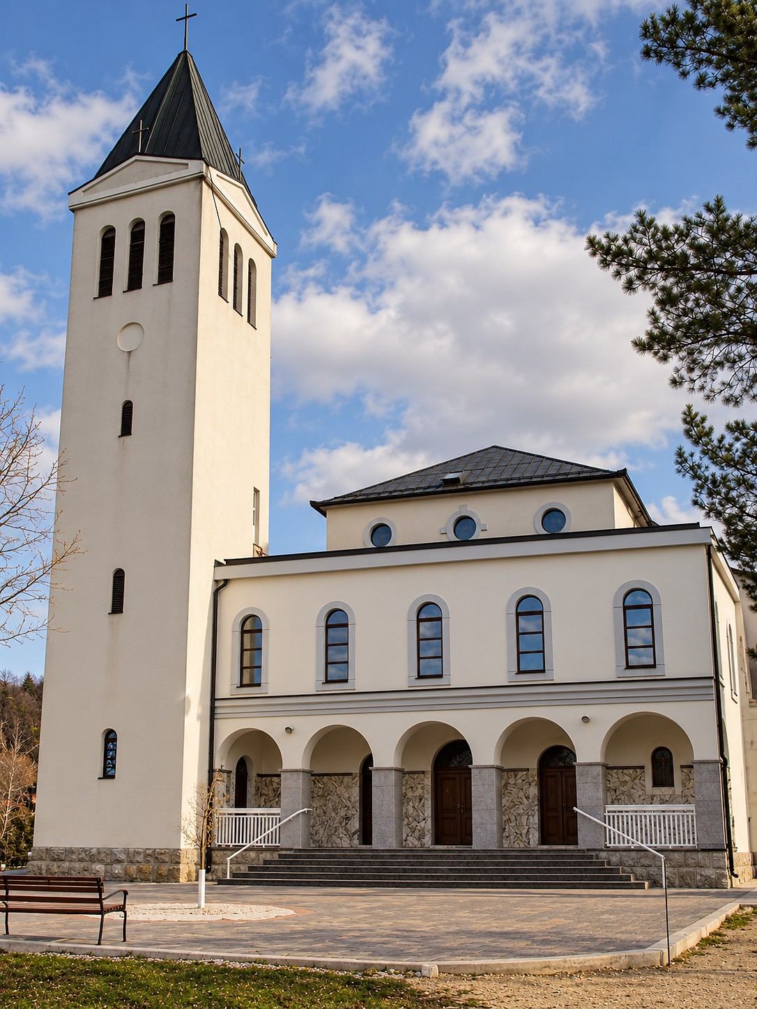 Crkva Svetog Franje Asiškog u Bili, Bosna i Hercegovina, sa belom fasadom, tremom i zvonikom