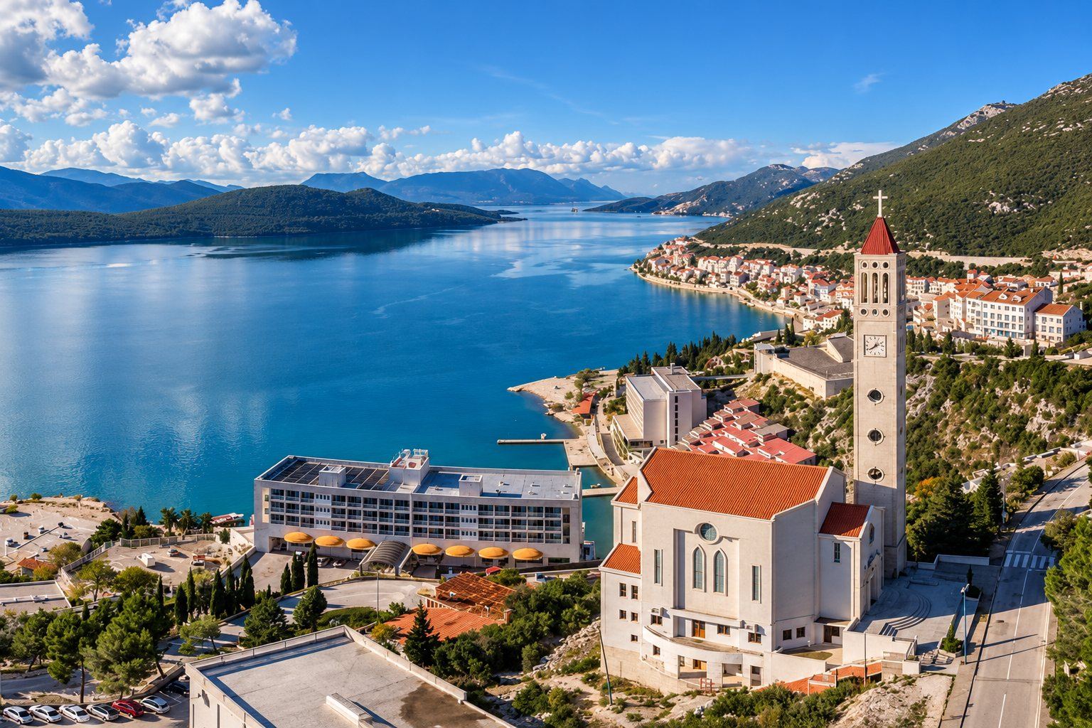 Neum na jadranskoj obali Bosne i Hercegovine, gde se nalazi crkva Gospe od Zdravlja sa vitražima Ateljea Stanišić