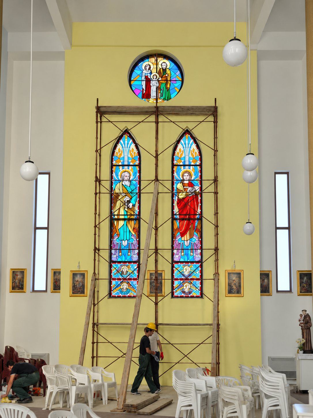 Ugradnja vitraža jevanđelista sa skele u crkvi Gospe od Zdravlja, Neum