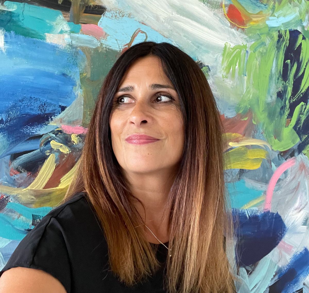 Уметница мозаика и сликарка Мила Аперло из атељеа Apperlo Art испред једне од својих апстрактних слика
