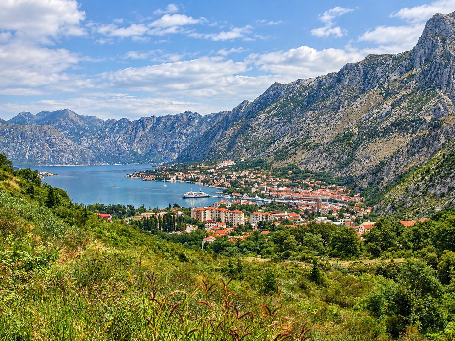 Planine i zaliv na crnogorskom primorju