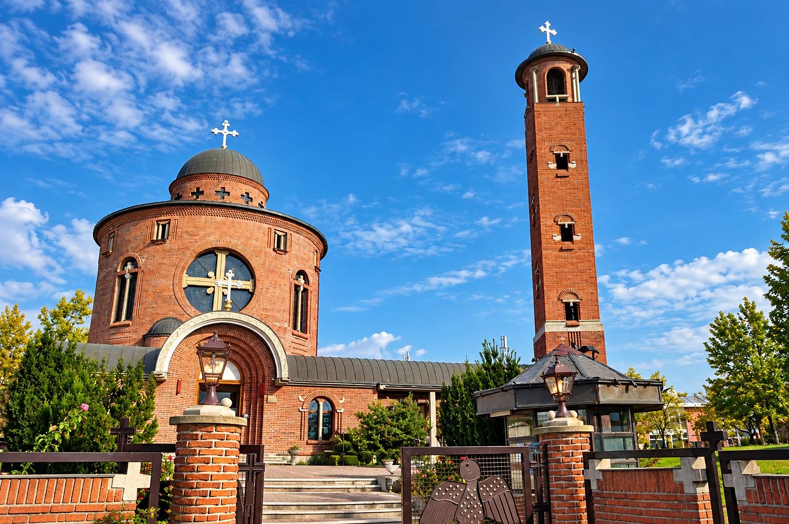 Hram Svetog Vasilija Ostroškog od crvene opeke na Novom Beogradu: rotonda sa kupolom, delo arhitekte Mihajla Mitrovića, sa visokim zvonikom
