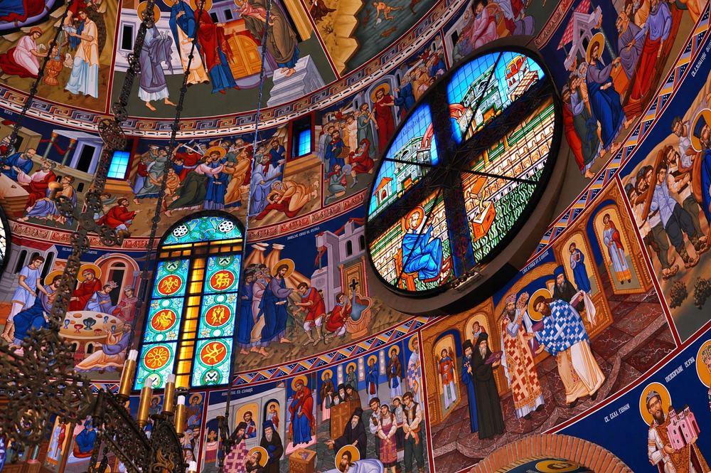Živopisana kupola hrama Svetog Vasilija Ostroškog u Beogradu, sa vitražnom rozetom i lučnim prozorom Ateljea Stanišić