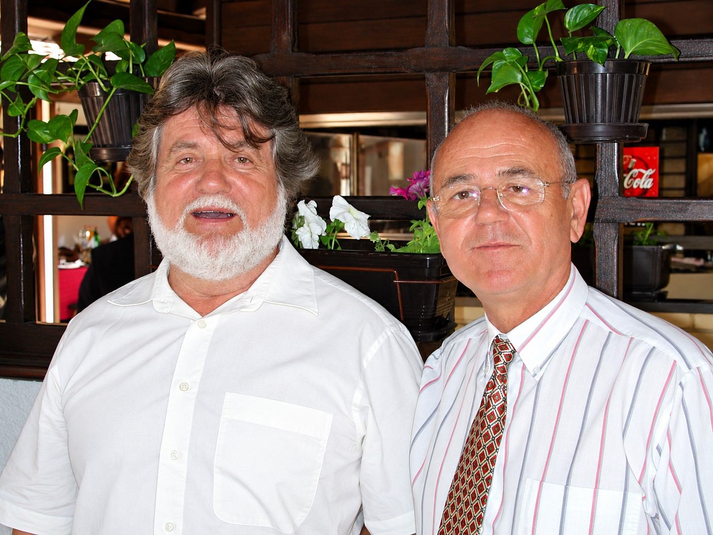 Dragan Marunić, levo, autor živopisa, i Milan Stanišić stariji, desno, konsultant za vitraže, u hramu Svetog Vasilija Ostroškog u Beogradu
