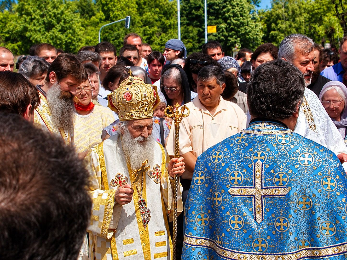 Blaženopočivši srpski patrijarh Pavle predvodi litiju pri osvećenju hrama Svetog Vasilija Ostroškog u Beogradu i njegovih vitražnih prozora